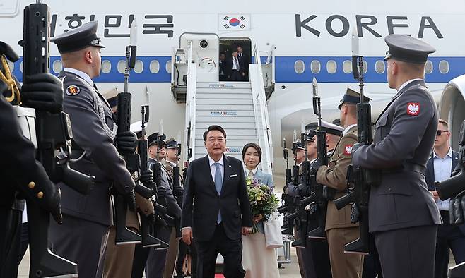 북대서양조약기구(NATO·나토) 정상회의 참석을 마치고 폴란드 공식 방문 일정에 들어가는 윤석열 대통령과 김건희 여사가 12일 오후(현지시간) 바르샤바 쇼팽 국제공항에 도착, 전용기인 공군 1호기에서 내린 뒤 의장대를 사열하고 있다. 2023.7.13 [연합뉴스]