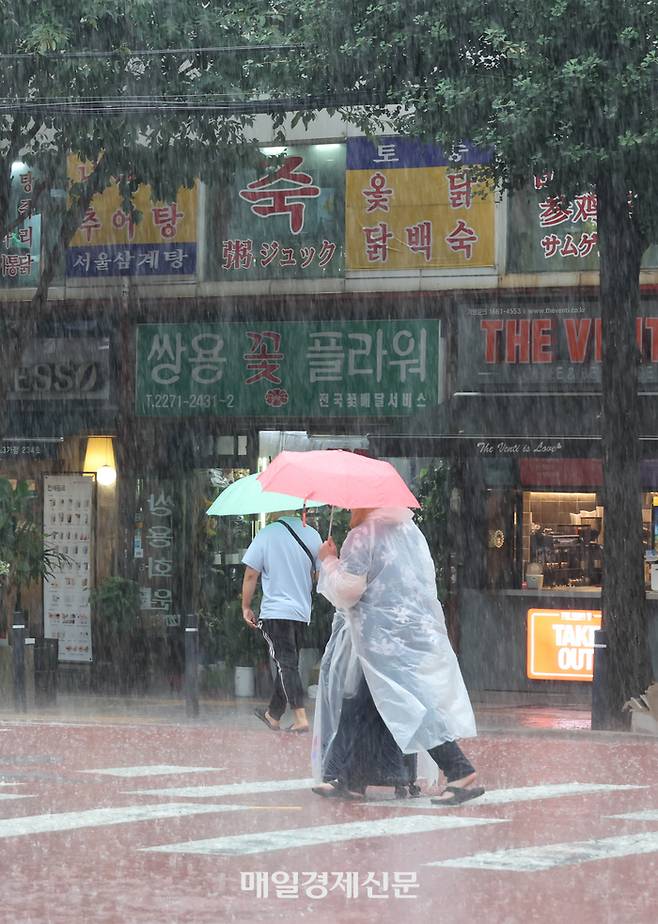 전국 대부분 지역에 장맛비가 내린 13일 오후 서울수표로 인근에서 우산을 쓴 시민이 이동하고 있다. 2023.7.13[이충우기자]