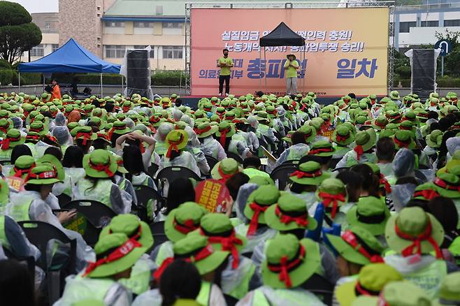 13일 보건의료노조가 총파업에 돌입한 가운데 서울 한양대병원 본관 인근에서 한양대의료원지부 구성원들이 집회를 진행 중이다. 한주형 기자