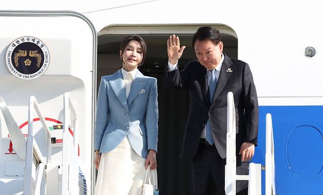 북대서양조약기구(NATO·나토) 정상회의 참석과 리투아니아 방문 일정을 마친 윤석열 대통령과 김건희 여사가 12일(현지시간) 빌뉴스 국제공항에서 다음 방문지인 폴란드로 출발하기 위해 전용기인 공군 1호기에 올라 환송객들에게 인사하고 있다. [연합]