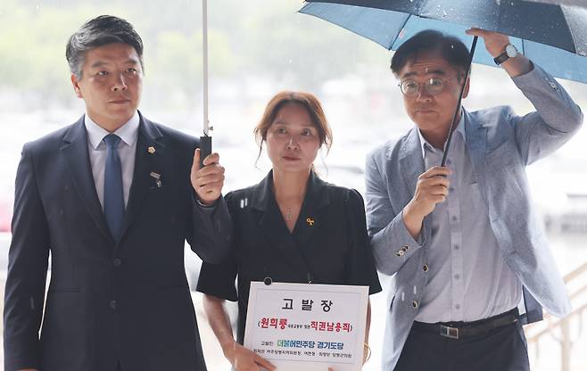 더불어민주당 경기도당 최재관 여주양평지역위원장(오른쪽부터)과 여현정 양평군의원 등이 13일 서울-양평 고속도로 백지화 논란과 관련 원희룡 국토교통부 장관을 직권남용 혐의로 정부과천청사 내 고위공직자범죄수사처에 고발하고 있다. [연합]