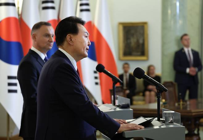 폴란드를 공식 방문 중인 윤석열 대통령이 13일(현지시간) 바르샤바 대통령궁에서 안제이 두다 폴란드 대통령과의 한·폴란드 정상회담 공동언론발표에서 발언하고 있다. [연합]