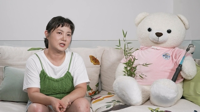 Park Na-rae turns into a devilish girl.MBC  ⁇ I Live Alone  ⁇  (director Huh Kang Ji-hee Park Soo-bin), which is broadcasted at 11:10 pm on July 14, reveals the daily life of Park Na-rae who manages the garden.At Park Na-rae, a Palm oil seminar devoted to a healthy diet of asparagus, bacon, rucola, anchovies, and eggs.In the meantime, the captain of the palm oil  ⁇  Jun Hyun-moo is caught in the form of a  ⁇   ⁇   ⁇  (copy + paste)  ⁇   ⁇   ⁇   ⁇   ⁇   ⁇   ⁇   ⁇   ⁇   ⁇   ⁇   ⁇   ⁇   ⁇   ⁇   ⁇   ⁇   ⁇   ⁇   ⁇   ⁇   ⁇   ⁇   ⁇   ⁇   ⁇   ⁇   ⁇   ⁇   ⁇   ⁇   ⁇   ⁇   ⁇   ⁇  Compared to Jun Hyun-moo, Park Na-rae is eating like a long elephant, and it draws a line between  ⁇  Palm oil siblings and causes a frenzy.Park Na-rae goes to the garden where he has to change to his work clothes and become a jungle.Park Na-rae, who had a war with Weed in the heat of 31 degrees Celsius in the daytime, expressed regret about the vacancy of the 84-year-old worker, saying that he should have called his brother.Park Na-rae, who is soaked with sweat after playing with Weed, shows off the face of the hose that gave water to the garden, and the self-cold water backwoods.He opens up to Armpit, saying that the grass grows here too, and pours out generous cold water baptism.