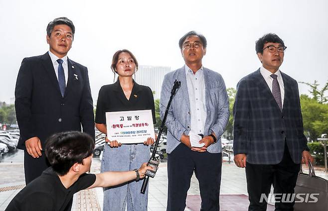 [과천=뉴시스] 정병혁 기자 = 최재관 여주양평지역위원장과 더불어민주당 경기도당 등이 13일 경기 과천시 정부과천청사에서 서울-양평 고속도로 백지화 논란과 관련해 원희룡 국토교통부 장관을 직권남용 혐의로 공수처 고발에 앞서 취재진에게 입장을 밝히고 있다. 2023.07.13. jhope@newsis.com