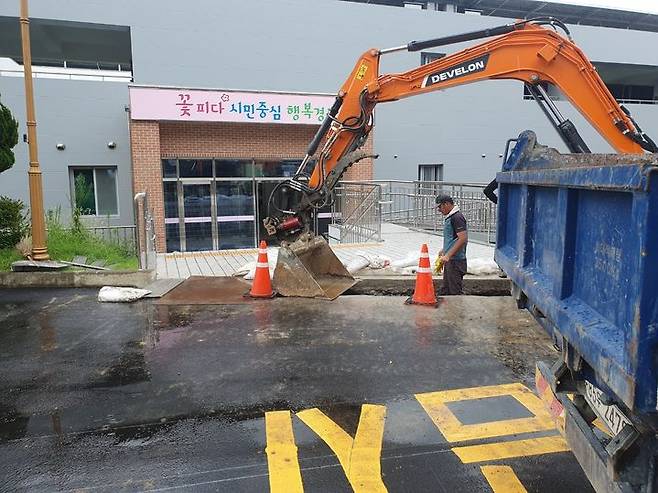 13일 오후 경산시청 본청 주차장에서 높이 1m60cm가 낮은 저지대인 제2별관으로 통하는 배수로 확장공사가 진행되고 있다. 2023.07.13 kbs@newsis.com  *재판매 및 DB 금지