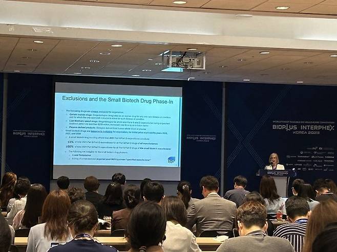 [서울=뉴시스] 황재희 기자 = 13일 서울 코엑스에서 열린 바이오산업 종합 컨벤션인 ‘바이오플러스 인터펙스 2023’ 전문세션 ‘바이든 행정명령, 한국바이오경제의 영향 & 바이오USA 2023 디브리핑’에 연사로 참여한 미국바이오협회 낸시 트래비스 (Nancy Travis) 국제협력 부사장  *재판매 및 DB 금지