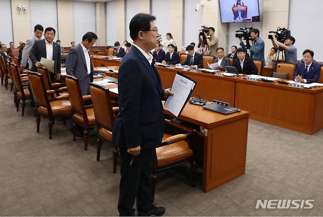 [서울=뉴시스] 이영환 기자 = 이만희 국민의힘 행정안전위원회 간사와 의원들이 13일 오후 서울 여의도 국회에서 열린 행정안전위원회 전체회의에서 진행된 10·29이태원참사 피해자 권리보장과 진상규명 및 재발방지를 위한 특별법안에 관한 입법 공청회에서 유가족들의 방청과 관련된 사전 협의가 없음 등을 이유로 회의장을 나서고 있다. 2023.07.13. 20hwan@newsis.com