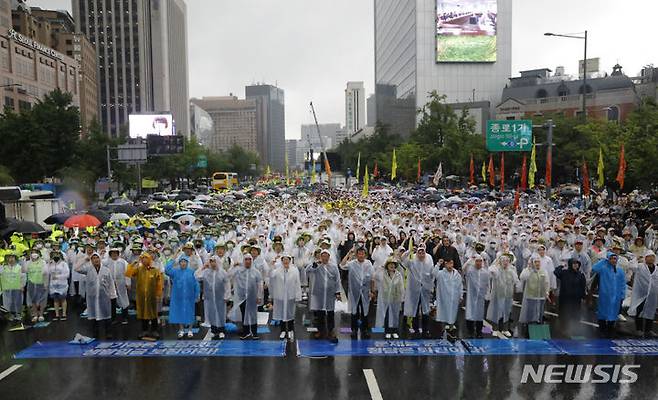 [서울=뉴시스] 고승민 기자 = 13일 서울 세종대로에서 열린 민주노총 전국 노동자대회에서 참가자들이 구호를 외치고 있다. 2023.07.13. kkssmm99@newsis.com
