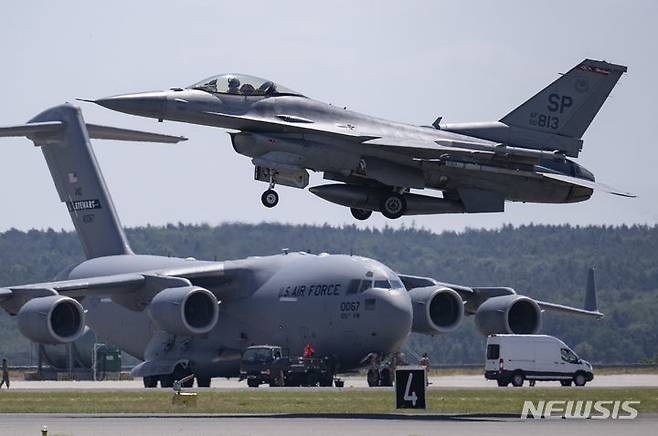 [스팡달렘(독일)=AP/뉴시스]독일 스팡달렘의 공군기지에서 지난 6월14일 미 공군의 F-16 전투기가 훈련을 위해 이륙하고 있다. 세르게이 라브로프 러시아 외무장관은 "러시아는 북대서양조약기구(나토)가 우크라이나에 F-16 전투기를 제공할 경우 이를 핵 분야에서 러시아에 대한 서방의 위협으로 간주할 것"이라고 말했다고 CNN이 13일 보도했다. 2023.07.13.