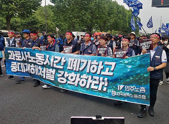 12일 오후 서울 용산구 이촌역 인근에서 ‘노동·민생·민주·평화 파괴, 윤석열 정권 퇴진' 민주노총 금속노조 총파업대회를 마친 참가자들이 대통령 집무실 방향으로 행진하고 있다.