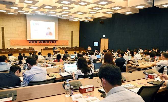 한국국제물류협회(회장 원제철)와 대한상공회의소 유통물류진흥원(원장 장근무)이 지난 11일 공동으로 주관한 ‘위험물 국제운송 2023’ 세미나가 대한상공회의소 의원회의실에서 개최했다.