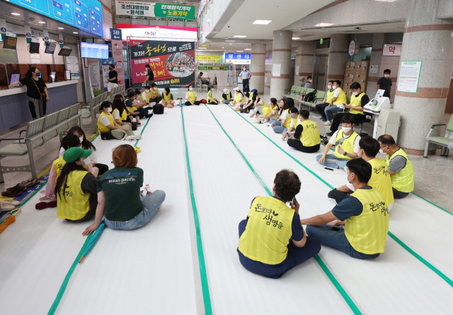 전국 보건의료노조가 총파업에 돌입한 13일 광주 동구 조선대학교병원 로비에서 상경투쟁에 참여하지 못한 노조원들이 모여있다. 연합뉴스