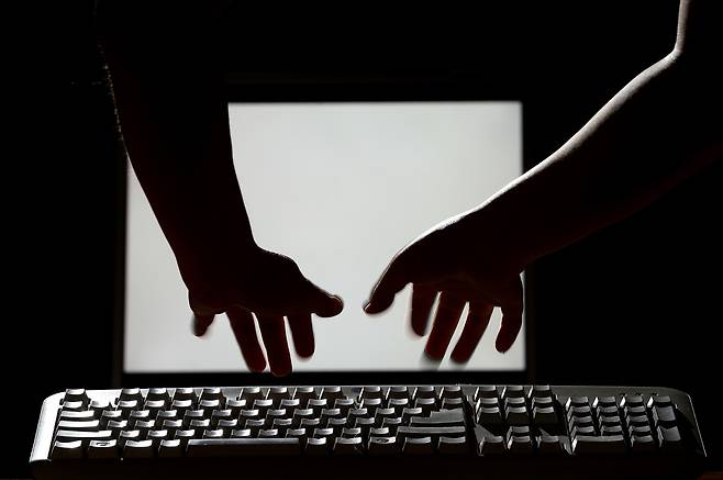 온라인 공간에서 오염된 발화들은 풍선효과를 나타내며 옮겨다니기도 한다. ⓒ시사IN 신선영