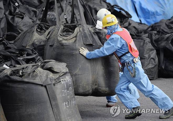 후쿠시마 원전사고로 오염된 흙 일본 후쿠시마현에 임시로 보관된 방사성 물질 오염토. 원전사고에 따른 오염물 제거 작업으로 수거된 흙 등이 담겨 있다. [교도=연합뉴스 자료사진]