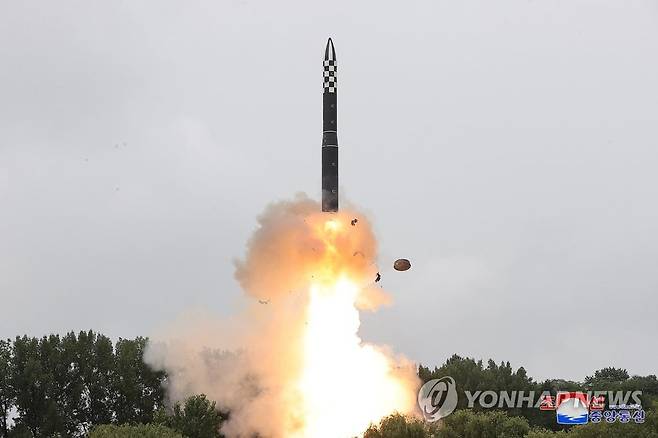 북 "어제 ICBM '화성-18형' 시험발사"…김정은 현지지도 (평양 조선중앙통신=연합뉴스) 북한이 12일 김정은 국무위원장이 참석한 가운데 신형 고체연료 대륙간탄도미사일(ICBM) 화성-18형의 시험발사를 감행했다고 13일 조선중앙통신이 보도했다.
 북한은 이번 미사일이 "최대 정점고도 6천648.4㎞까지 상승해 거리 1천1.2㎞를 4천491초(74분51초)간 비행해 조선동해 공해상 목표 수역에 정확히 탄착됐다"고 설명했다.
 북한이 화성-18형을 시험발사한 것은 지난 4월에 이어 두 번째다. 2023.7.13 
    [국내에서만 사용가능. 재배포 금지. For Use Only in the Republic of Korea. No Redistribution] 
 nkphoto@yna.co.kr