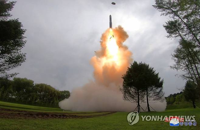 북 "어제 ICBM '화성-18형' 시험발사"…김정은 현지지도 (평양 조선중앙통신=연합뉴스) 북한이 12일 김정은 국무위원장이 참석한 가운데 신형 고체연료 대륙간탄도미사일(ICBM) 화성-18형의 시험발사를 감행했다고 13일 조선중앙통신이 보도했다.
 북한은 이번 미사일이 "최대 정점고도 6천648.4㎞까지 상승해 거리 1천1.2㎞를 4천491초(74분51초)간 비행해 조선동해 공해상 목표 수역에 정확히 탄착됐다"고 설명했다.
 북한이 화성-18형을 시험발사한 것은 지난 4월에 이어 두 번째다. 2023.7.13 
    [국내에서만 사용가능. 재배포 금지. For Use Only in the Republic of Korea. No Redistribution] 
 nkphoto@yna.co.kr