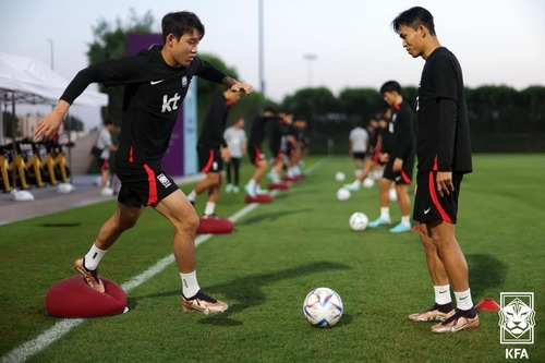 송민규(왼쪽)와 정우영 [대한축구협회 제공. 재판매 및 DB 금지]