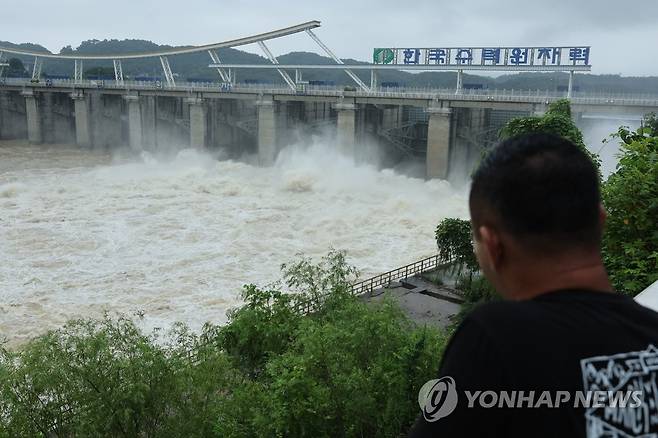 집중호우 뒤 팔당댐 수문개방 (하남=연합뉴스) 임화영 기자 = 집중호우가 지나간 12일 오전 경기도 하남시 팔당댐 수문이 개방돼 물이 방류되고 있다. 2023.7.12 hwayoung7@yna.co.kr