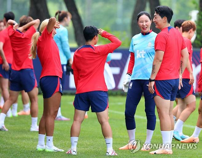 '언니들을 향한 경례?' (파주=연합뉴스) 김도훈 기자 = 지난 7일 오전 경기도 파주 국가대표팀트레이닝센터(NFC)에서 열린 2023 국제축구연맹(FIFA) 호주·뉴질랜드 여자 월드컵 대표팀 훈련에 앞서 조소현(왼쪽부터), 천가람이 팀의 맏언니 김정미와 박은선을 향해 경례 포즈를 취하고 있다. 2023.7.7 superdoo82@yna.co.kr