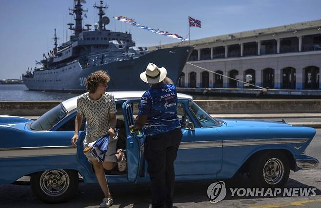 페레코프함을 바라보는 관광객 [AP 연합뉴스]