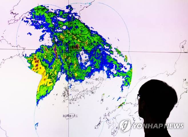 몰려오는 비구름, 오늘 밤 호우 대비 철저히 하세요 (서울=연합뉴스) 황광모 기자 = 전국 곳곳에 호우 특보가 발령 중인 13일 오후 서울 종로구 정부서울청사 행정안전부 상황실 화면에 기상레이더로 탐지된 비구름대가 표시되고 있다.
    기상청은 이날 저녁 수도권을 중심으로 많은 비가 내릴 것으로 예보했다. 2023.7.13 hkmpooh@yna.co.kr