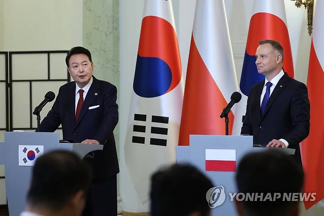 윤석열 대통령, 한·폴란드 정상 공동언론발표 발언 (바르샤바=연합뉴스) 임헌정 기자 = 폴란드를 공식 방문 중인 윤석열 대통령이 13일(현지시간) 바르샤바 대통령궁에서 안제이 두다 폴란드 대통령과의 한·폴란드 정상회담 공동언론발표에서 발언하고 있다. 2023.7.13 kane@yna.co.kr