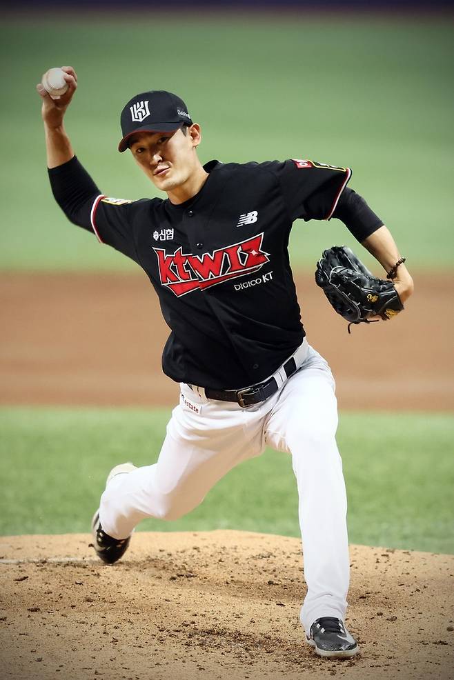 역투하는 고영표 kt wiz 고영표가 13일 서울 고척스카이돔에서 열린 2023 프로야구 키움 히어로즈와 방문경기에서 역투하고 있다. [키움 히어로즈 제공. 재배포 및 DB 금지]