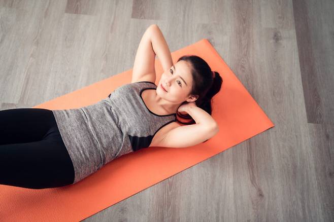 크런치 운동은 소화기 건강을 증진하는데 도움이 된다. [사진=게티이미지뱅크]