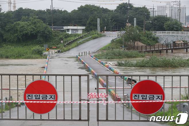 수도권 일대에 호우주의보가 발효된 13일 경기 오산시 오산천 잠수교가 통제되고 있다. 2023.7.13/뉴스1 ⓒ News1 김영운 기자