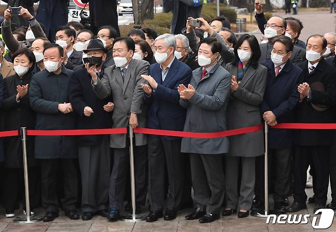 박근혜 정부에서 장관 등을 역임했던 최경환, 조윤선, 유정복 전 장관 등이 2022년 3월 24일 오전 서울 강남구 일원동 삼성서울병원에서 박근혜 전 대통령의 퇴원을 지켜보고 있다. ⓒ News1 DB