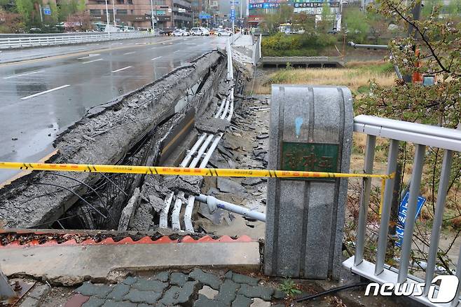 지난 4월 5일 오전 경기 성남시 분당구 정자동 정자교 보행로 일부 구간과 난간이 붕괴되는 사고가 발생한  현장. 2023.4.5/뉴스1 ⓒ News1 김진환 기자