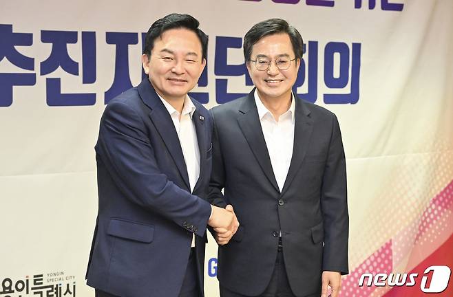 원희룡 국토교통부 장관과 김동연 경기도지사가 지난 6월27일 오후 경기도 용인특례시 삼성전자 기흥캠퍼스에서 열린 ‘용인 첨단 시스템반도체 국가산단 성공을 위한 제3차 범정부 추진지원단 회의’에 앞서 악수하고 있다. (공동취재) 2023.6.27/뉴스1 ⓒ News1 김영운 기자