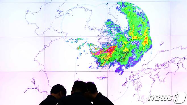 14일 오전 서울 종로구 세종대로 정부서울청사 행정안전부 중앙재난안전상황실 서울상황센터에서 직원들이 레이더 영상을 통해 호우 상황을 살펴보고 있다. 2023.7.14/뉴스1 ⓒ News1 김명섭 기자