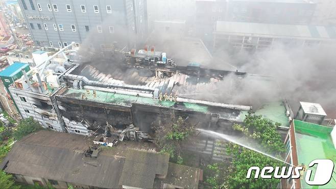 경기 군포시 극세사 제조 공장 화재 현장.(경기도소방재난본부 제공)