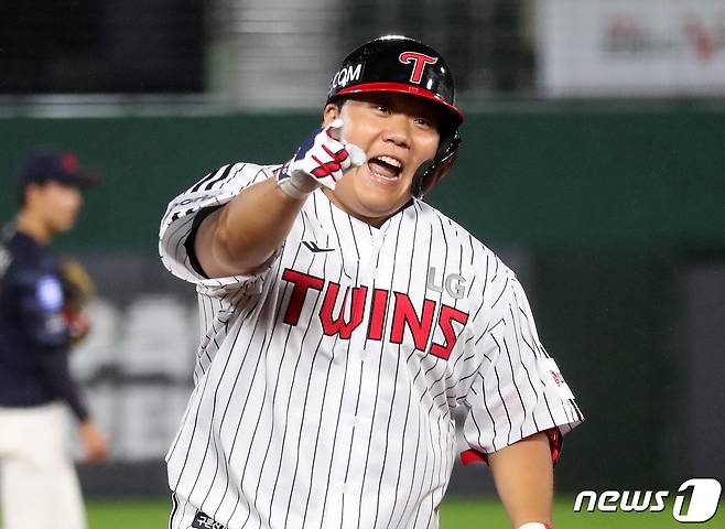 14일 오후 부산 사직야구장에서 열린 '2023 KBO 퓨처스 올스타전' 북부리그와 남부리그의 경기, 5회말 2사 1, 2루 상황 북부 김범석이 스리런 홈런을 때린 뒤 홈으로 향하고 있다. 2023.7.14/뉴스1 ⓒ News1 윤일지 기자