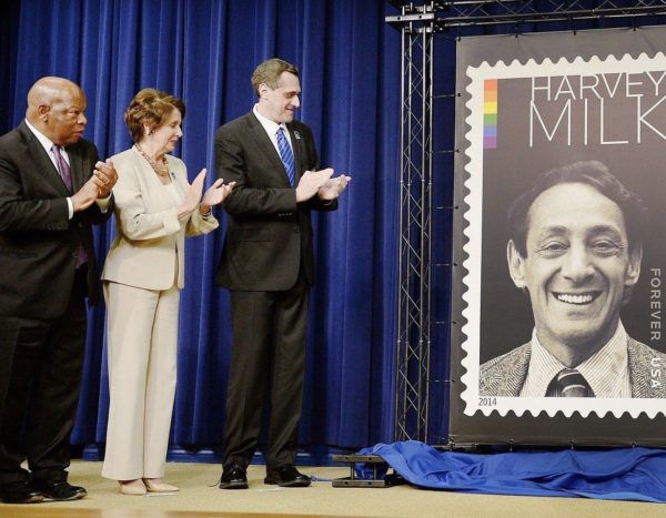 버락 오바마 행정부 시절이던 2014년 미 우정사업본부가 하비 밀크 우표의 시안을 공개하고 있다. /Harvey Milk Foundation