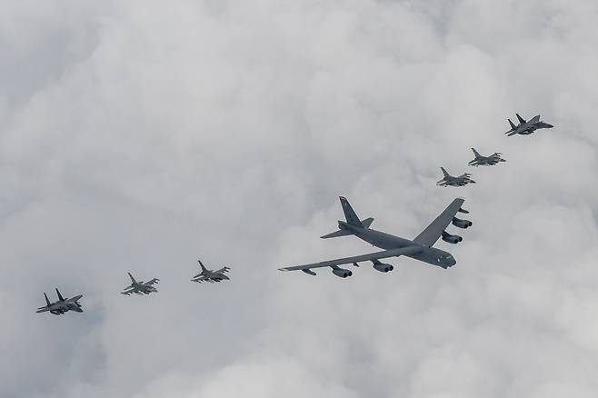 B-52H는 사거리 200㎞의 공대지 핵미사일을 비롯해 최대 31t 폭탄을 싣고 6400㎞ 이상을 날아가 목표물을 폭격할 수 있다. 13일 B-52H의 한반도 전개는 전날 북한이 화성-18형을 발사한 데 따른 대응조치로 풀이된다. /합동참모본부