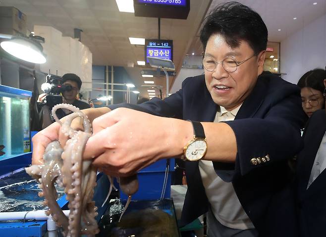 국민의힘 소속 장제원 국회 과학기술정보방송통신위원회 위원장이 3일 오전 서울 동작구 노량진수산시장에서 낙지를 들어보이고 있다. /뉴스1