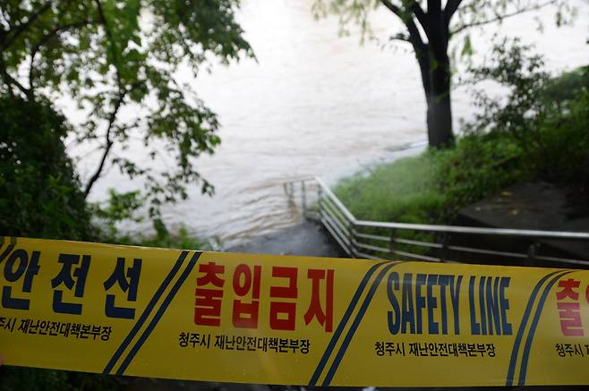 홍수주의보가 발령된 14일 오후 충북 청주시 무심천 모충교 인근 하상도로가 물에 잠겨 있다. /뉴시스