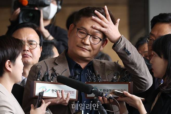 더불어민주당 '2021년 전당대회 돈봉투 의혹'의 핵심 피의자로 지목된 송영길 전 대표가 지난 5월 2일 서울 서촉 서울중앙지검에 자진 출두해 취재진의 질문에 답변하며 땀을 닦고 있다.ⓒ데일리안DB