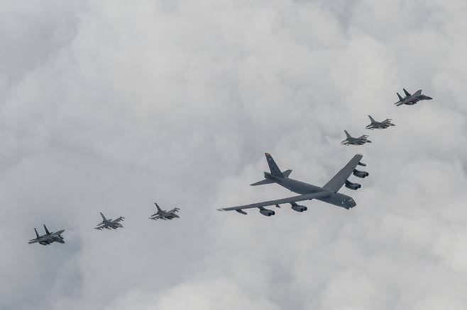 한미 연합공중훈련이 실시된 13일 한반도에 전개한 미국 공군의 B-52H 전략폭격기가 F-16, 우리 공군의 F-15K와 연합 편대비행을 하고 있다. ＜합참 제공＞