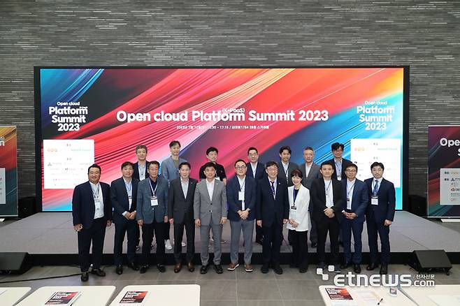 OPA와 네이버클라우드가 공동 주최한 Open cloud Platform Summit 2023에서 박윤규 과학기술정보통신부 제2차관, 김홍진 OPA 의장, 김병욱 더불어민주당 국회의원, 박원재 NIA 부원장 등(1열 오른쪽에서부터 5,6,7,8번째) 내빈들이 기념 촬영했다,