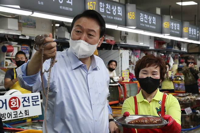 2022년 5월31일 부산 중구 자갈치시장을 방문한 윤석열 대통령. 대통령실사진기자단