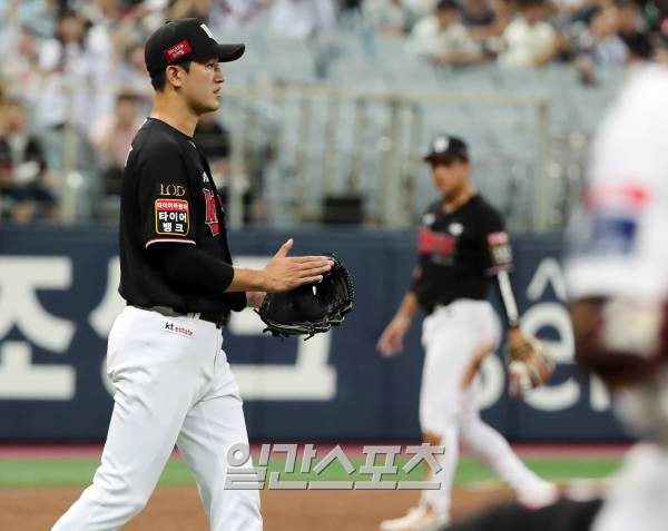 2023 KBO 프로야구 키움히어로즈와 kt위즈의 경기가 13일 오후 서울 고척스카이돔에서 열렸다. kt 선발 고영표가 1회초 1사 1루 이정후를 병살로 처리한 후 박수를 치고 있다. 고척=김민규 기자 mgkim1@edaily.co.kr /2023.07.13/