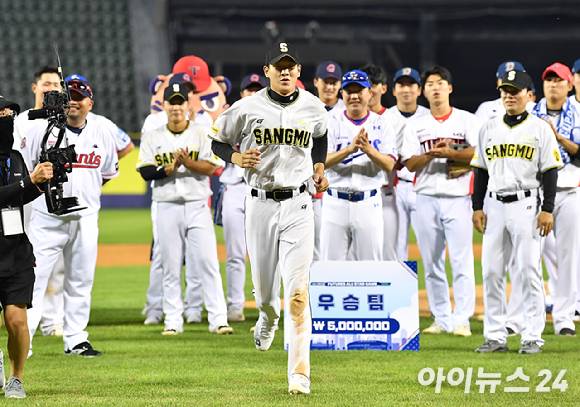 지난해 2022년 잠실구장에서 열린 퓨처스(2군)리긩 올스타전에서 MVP를 차지한 남부리그 소속 나승엽(상무)이 시상을 위해 이동하고 있다. [사진=아이뉴스24 포토 DB]