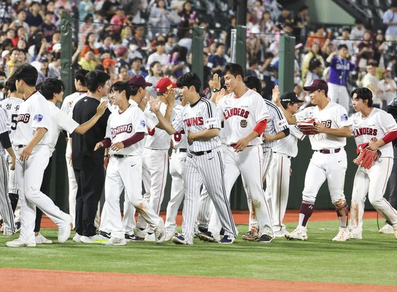 북부 올스타 선수들이 14일 부산 사직구장에서 열린 KBO 퓨처스 올스타전에서 남부 올스타를 9-7로 꺾고 기뻐하고 있다. 연합뉴스