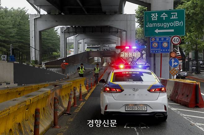 장맛비가 이어지고 있는 14일 서울 잠수교가 한강 수위 상승으로 전면 통제되고 있다.문재원 기자