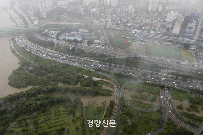 중부지방 집중호우로 한강 수위가 상승한 14일 서울 영등포구 올림픽대로 여의상류IC 양방향 교통이 오전 7시15분부터 통제되고 있다. 이어 오전 8시 30분을 기준으로 여의하류IC 양방향도 통제됐다. 문재원 기자