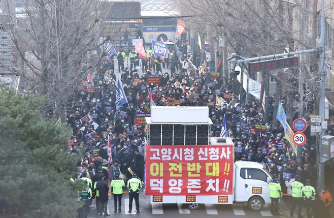 경기 고양시 시민들이 지난 2월 시청사 백석동 이전에 반대하는 집회를 하고 있다. 이상호기자