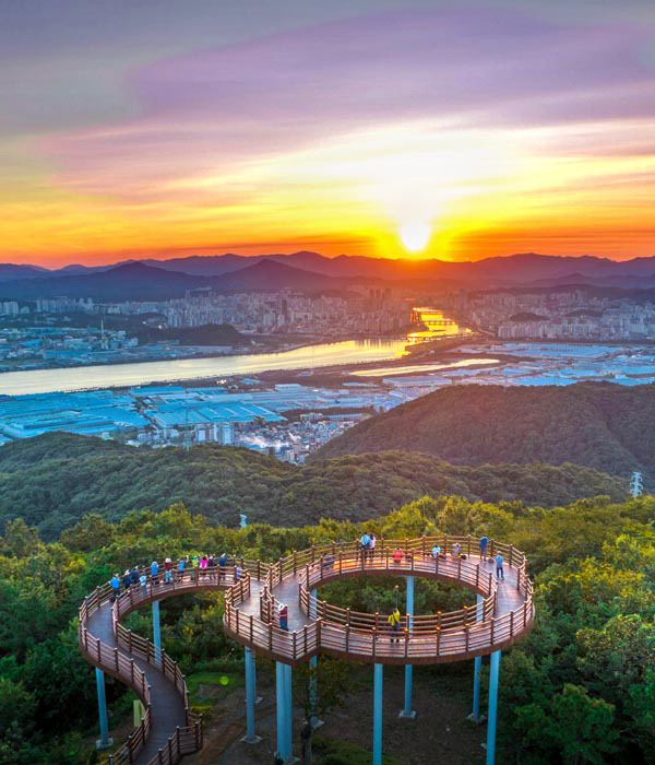 울산 시내를 조망할 수 있는 염포산전망대.  울산 북구 제공